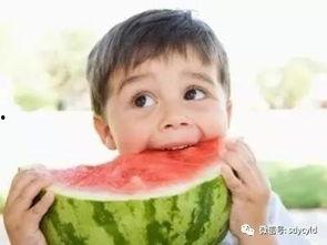 萌娃开心吃瓜,开心吃瓜，童趣无限